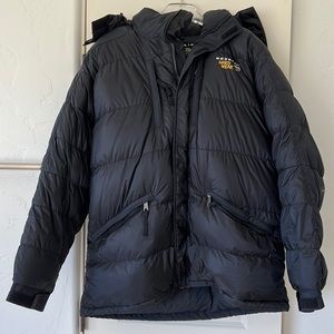 Black heavy duty puffer ski jacket with detachable hood